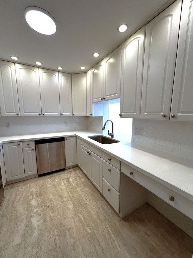 Building Photo - Large 1 Bedroom 1.5 Bath Condo - Steps from Fort Lauderdale Beach!