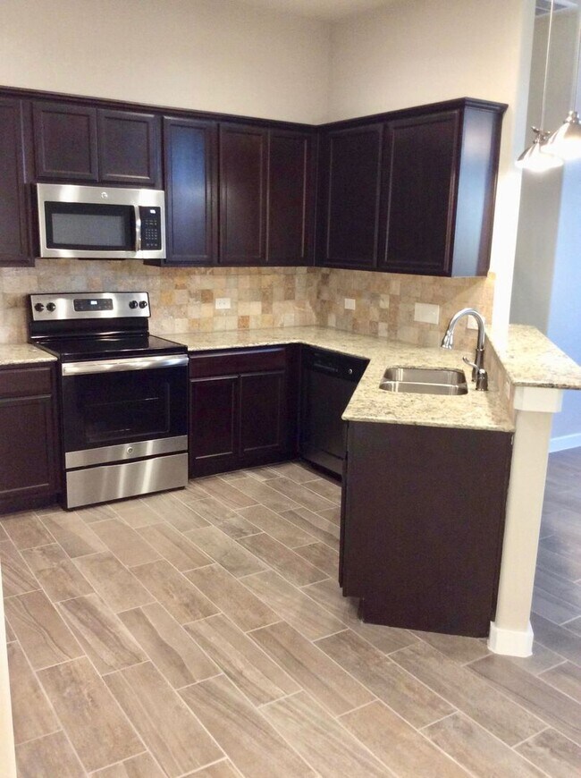 Foto del edificio - LUXURY TOWNHOME LOCATED IN BASTROP, TEXAS!