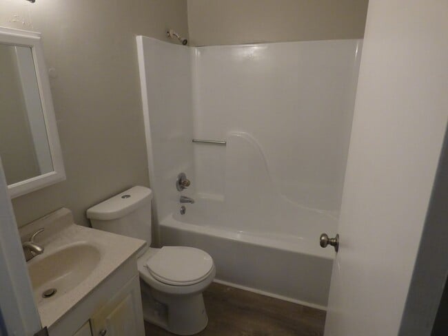 Building Photo - 1166 Meadowview Dr