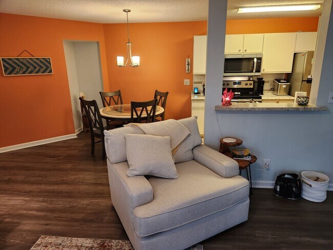 Foto del edificio - South Bay Lakes 2-Bedroom, 2-Bathroom Condo