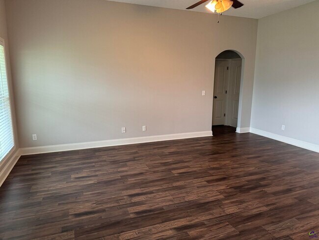 Building Photo - 120 Raymond Cir