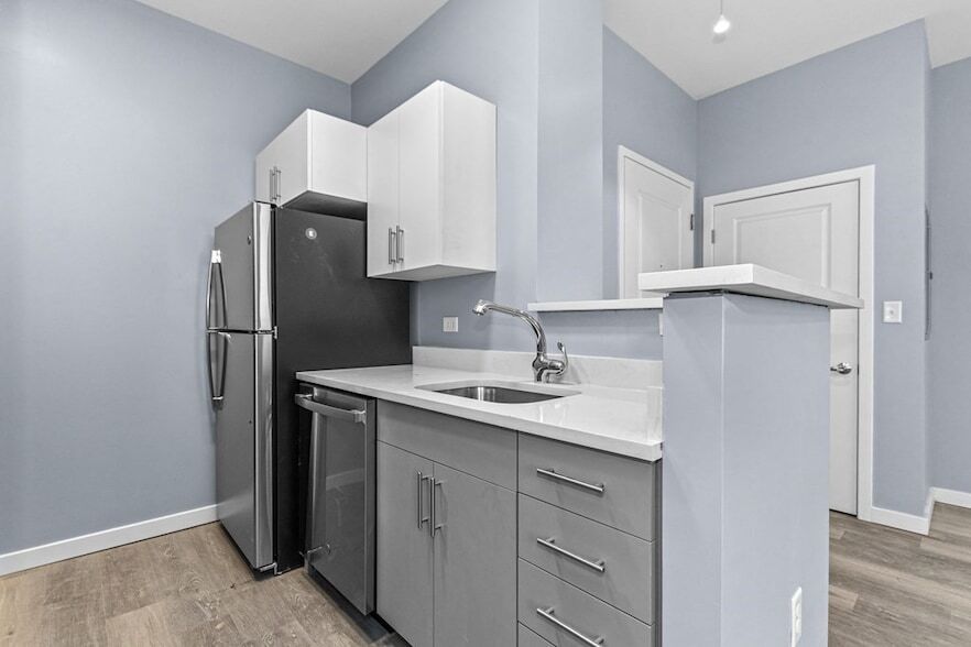 Primary Photo - 30 Beacham St
