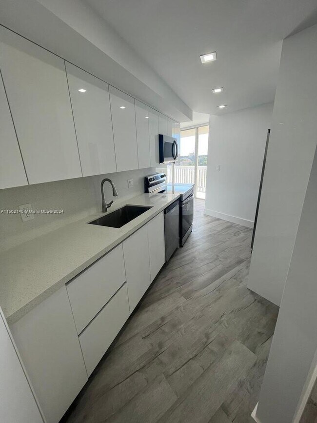 Foto del edificio - 6921 Environ Blvd