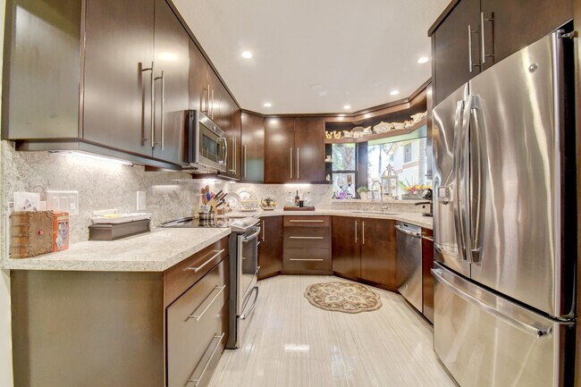 Building Photo - 5414 10th Fairway Dr