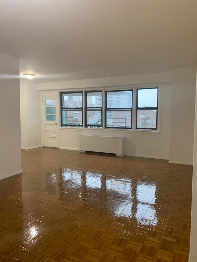 Foto principal - 133-24 Sanford Ave