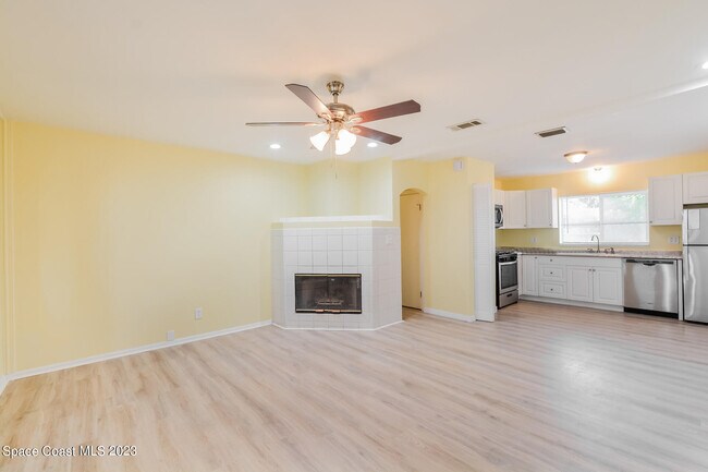 Building Photo - 147 Beverly St