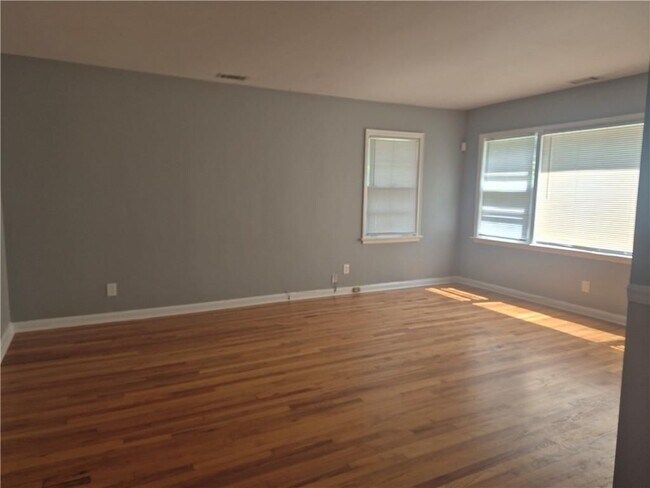 Building Photo - 547 Westmeath Dr SW