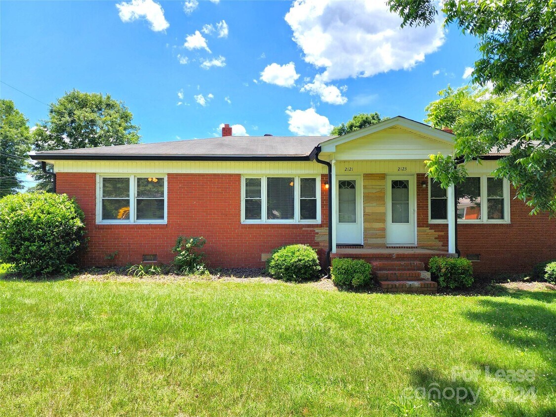 Primary Photo - 2121 Oakdale Rd