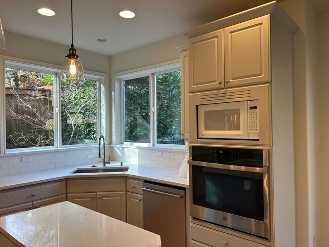 Foto del edificio - Updated Lake Oswego home minutes to First ...