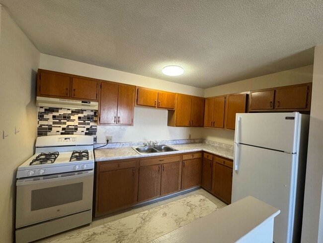 Interior Photo - 382-384 River St