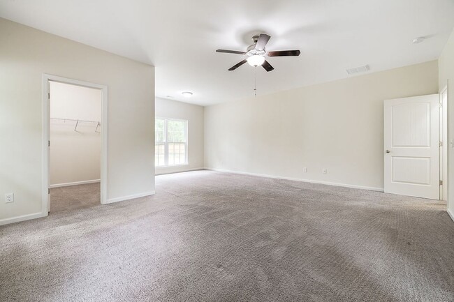 Building Photo - Spacious Custom 8 Bed 4.5 Bath Home on Lar...