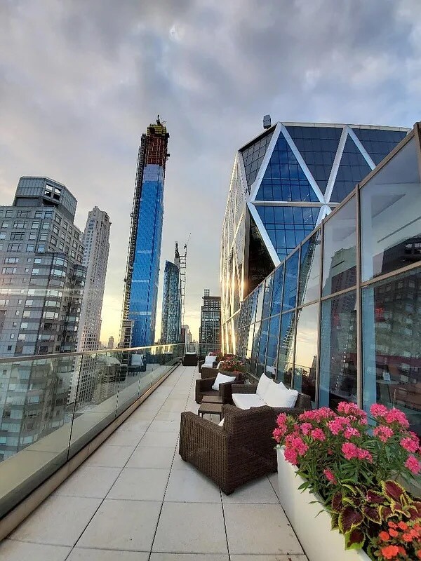 Foto del edificio - 322 W 57th St