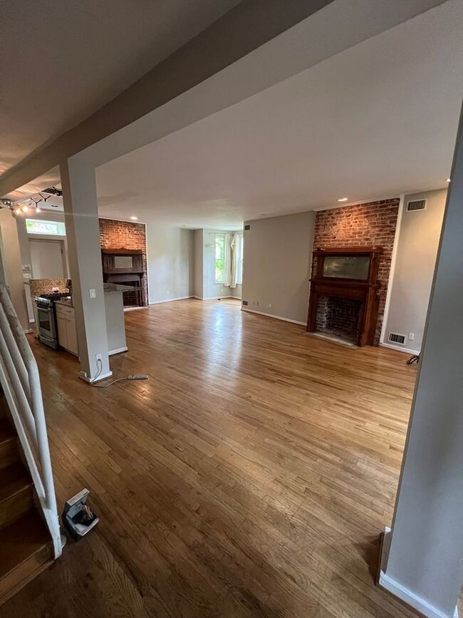 Foto del edificio - Fantastic Home w/ Free Parking + One Month...