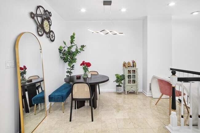 Foto del edificio - 395 Kingston Ct