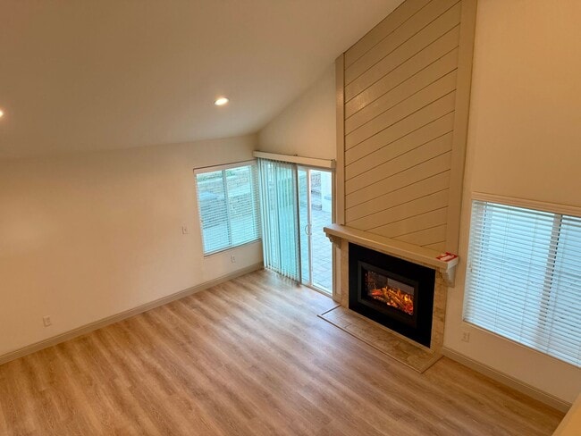 Building Photo - 1037 Pine Dr