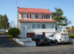 Farm House - Hillcrest Mobile Home Community & RV Park