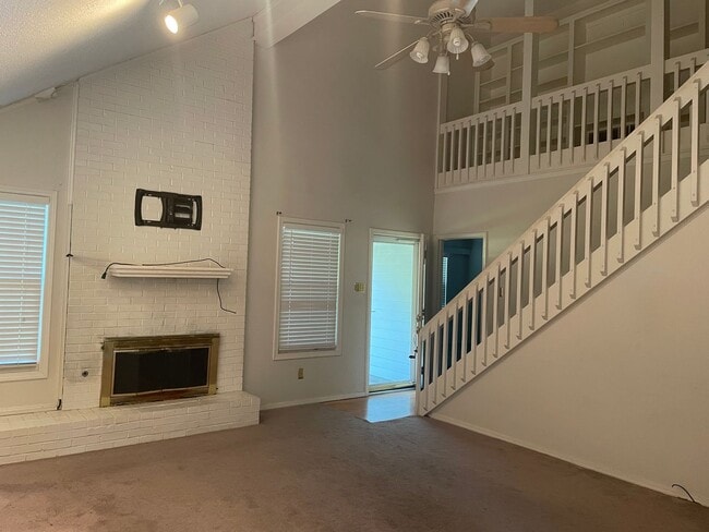 Building Photo - Gorgeous 3 Bedroom Greenacres Home