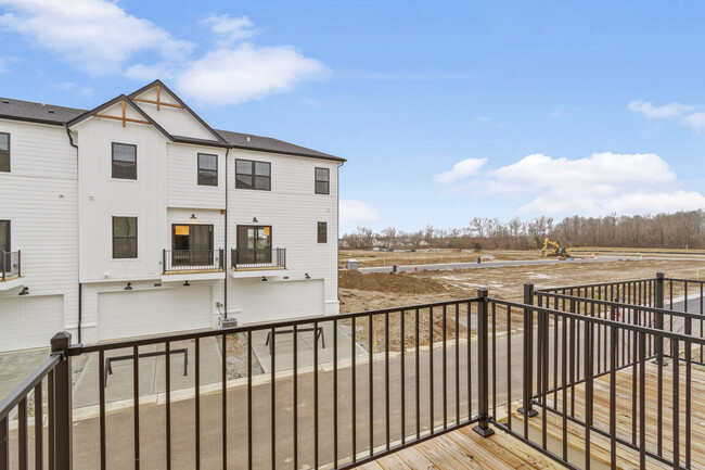 Building Photo - Luxury-Style Townhouse