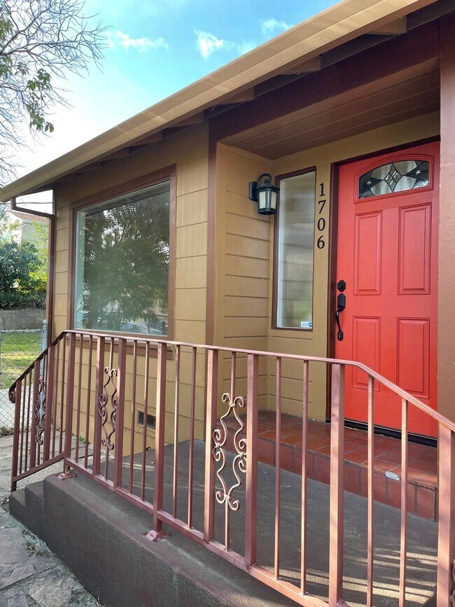 Foto del edificio - CHARMING 4 BED 2 BATH HOUSE NEAR DOWNTOWN