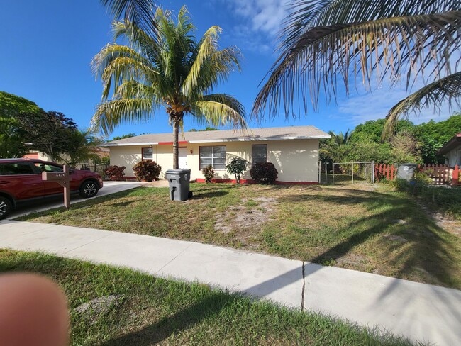 Building Photo - 5826 Bermuda Cir E