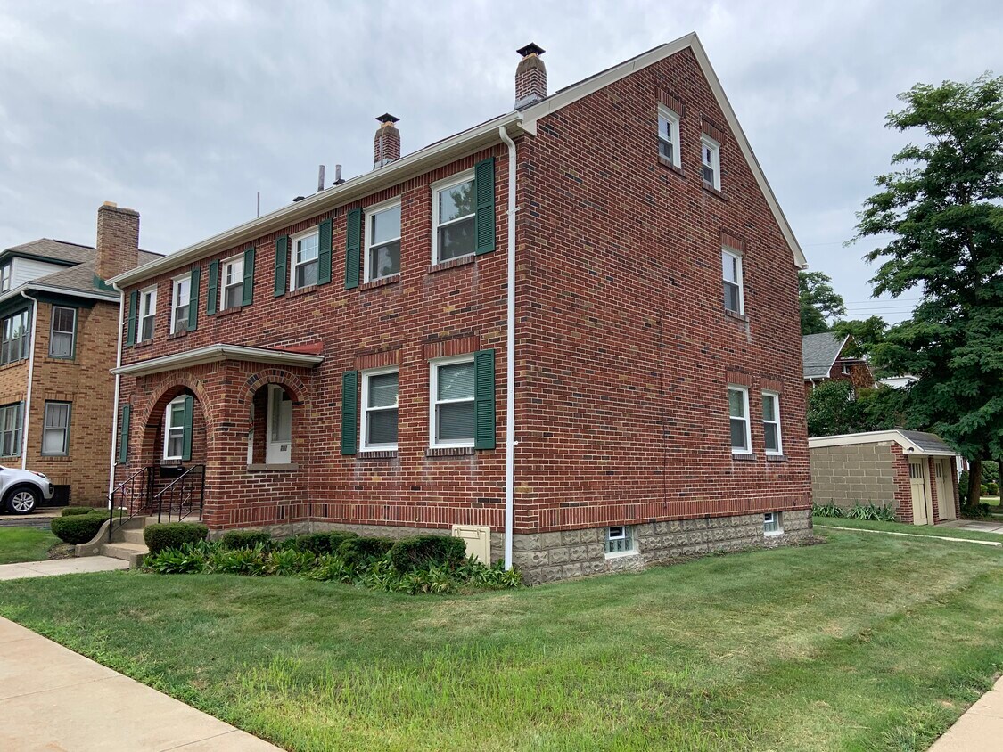 Front Exterior - 702 Kahkwa Blvd
