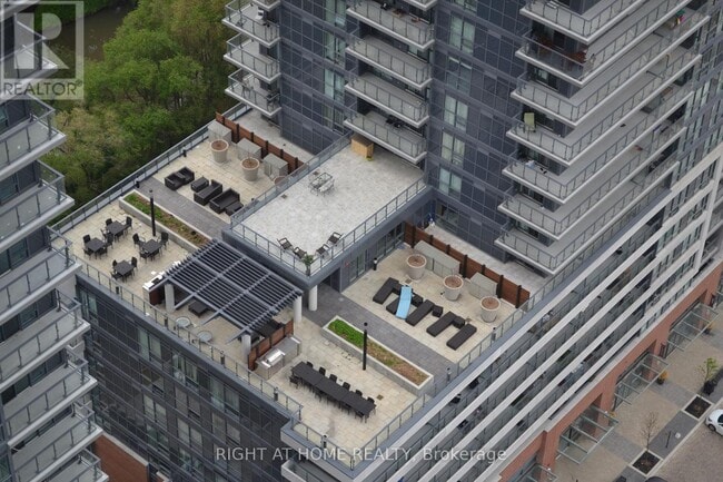 Building Photo - 2212 Lake Shore Blvd W