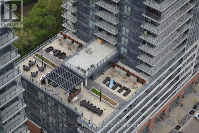 Photo du bâtiment - 2212 Lake Shore Blvd W