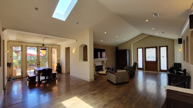 Building Photo - 5136 Woodley Ave