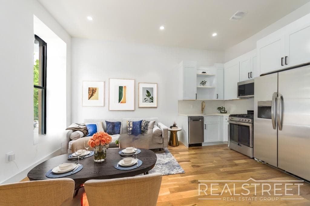 Foto principal - Stunning New 2 Bed 2 Bath with Backyard in Bed Stuy Townhouse