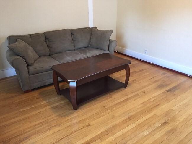 Sofá y mesa de café amueblados. - 282 Brackett Street