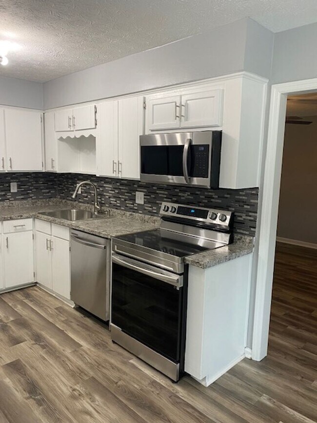 Foto del edificio - Totally Remodeled and Ready for YOU.
