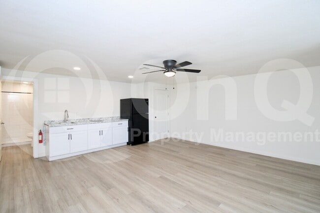 Building Photo - 6649 W Cypress St