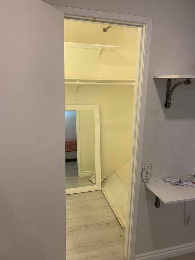 Foto del edificio - 7560 Corbin Ave