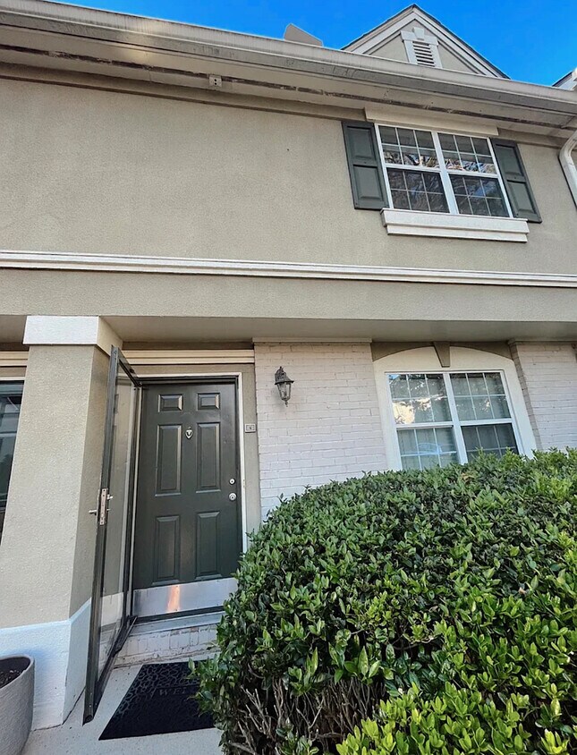 6900 Roswell Rd NE, Sandy Springs, GA 30328 Townhome Rentals in Sandy