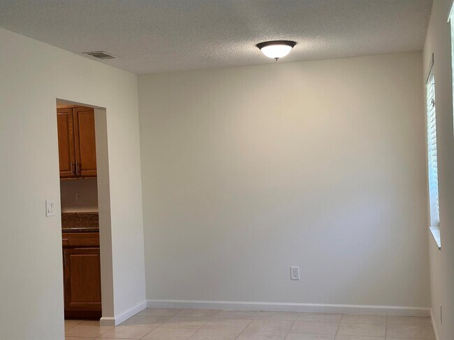 Foto del edificio - 296 Sandpiper Ave