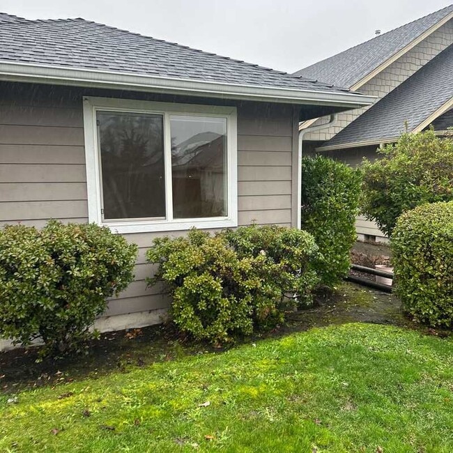 Building Photo - 1223 SW Sun Glo Dr