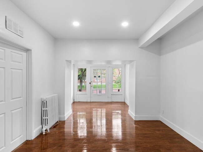 Building Photo - 4 Bedroom Duplex in Buffalo