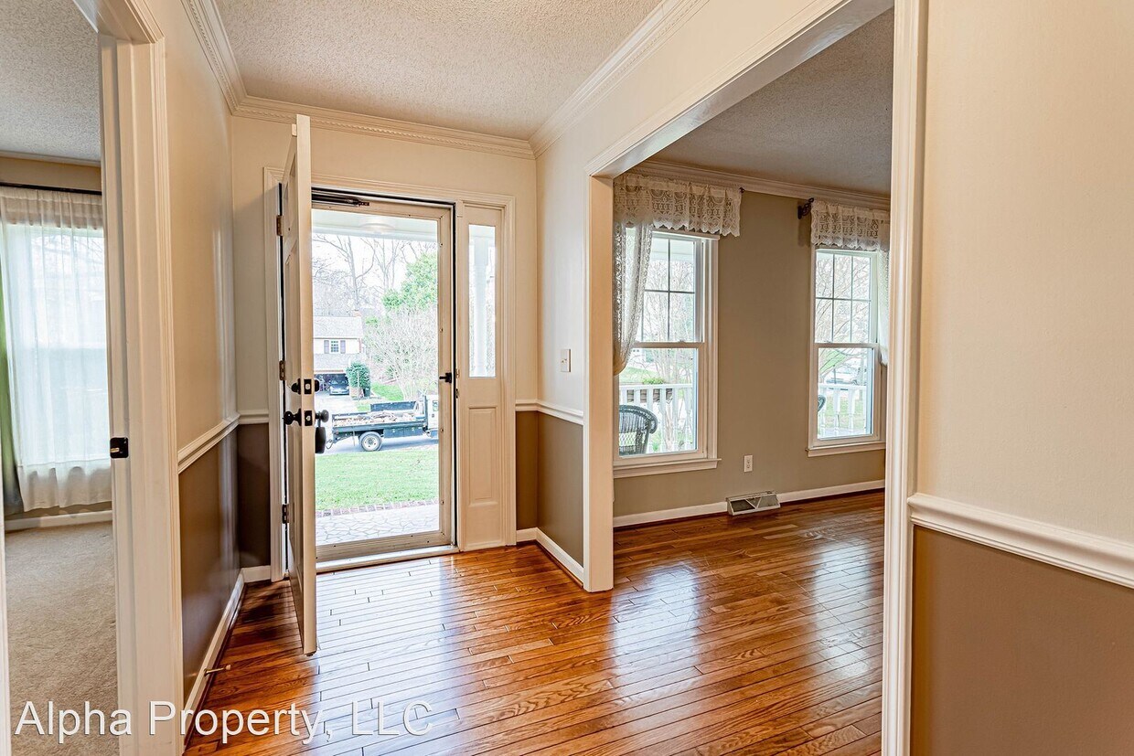 Primary Photo - 5 br, 3 bath House - 102 Comstock Ct