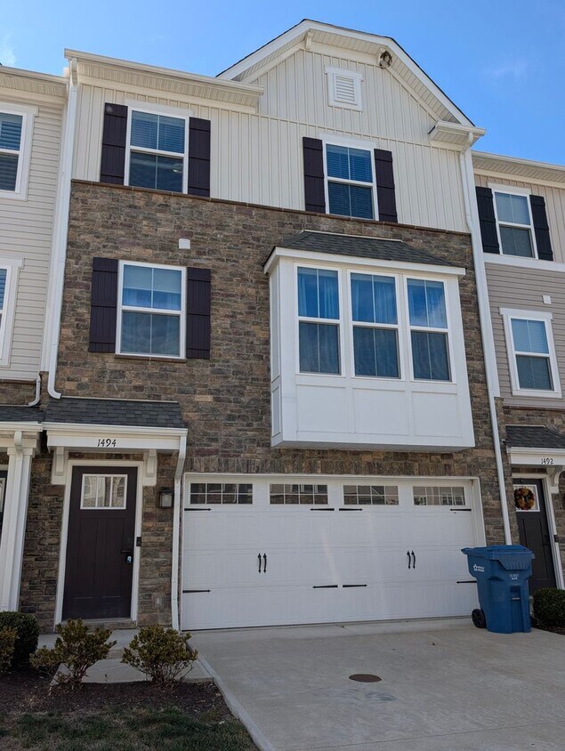 Primary Photo - 3-4 Bedrooms Townhome Concord Village, Avo...
