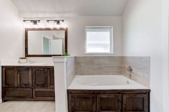 Building Photo - Brand New Home in Mustang!