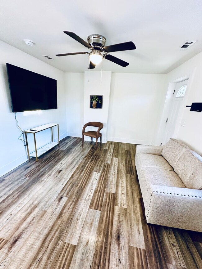 Foto del edificio - 401 Cedar Lane Rd