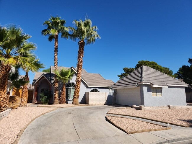 Building Photo - Extraordinary 3 bed, 2 bath Country Cottage