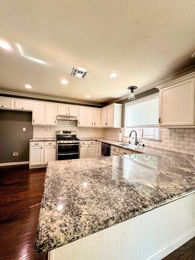 Building Photo - 4 bd 3 bth in Quiet Natomas Neighborhood
