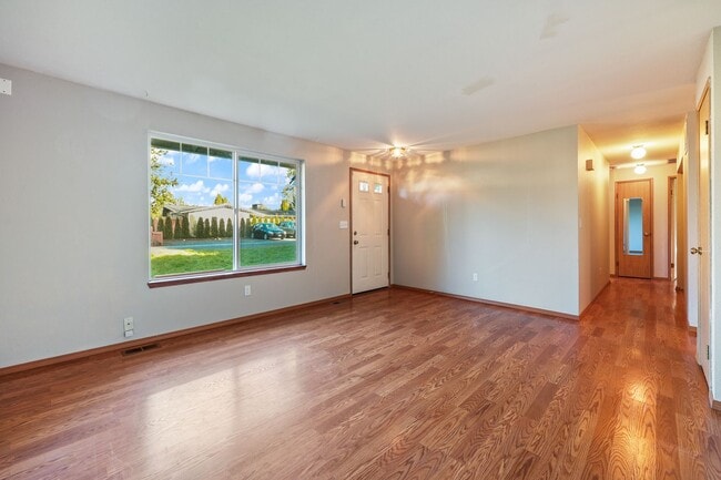 Foto del edificio - Great location with 3 bedrooms, office, 2 ...