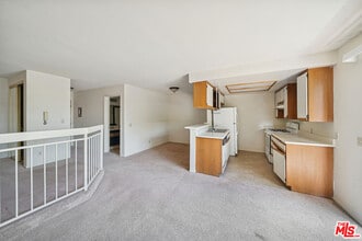 Building Photo - 1519 N Martel Ave