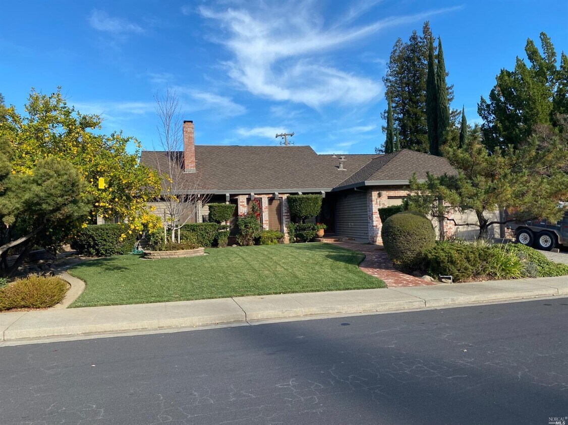 Primary Photo - 112 Hillview Dr