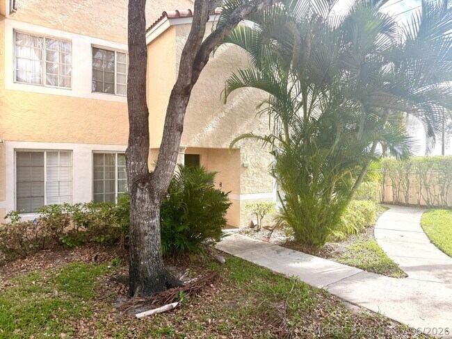 Foto del edificio - 1707 Village Blvd