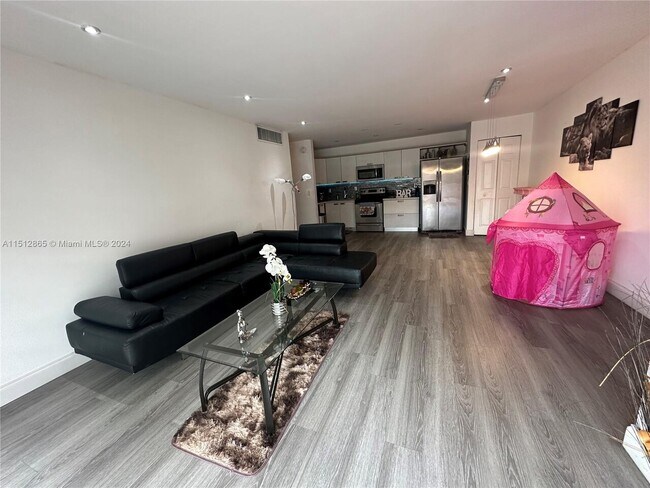 Foto del edificio - DORAL GARDENS CONDO