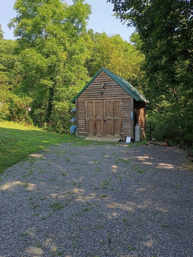 Building Photo - 3BR/1 Bath  SFH in West Virginia