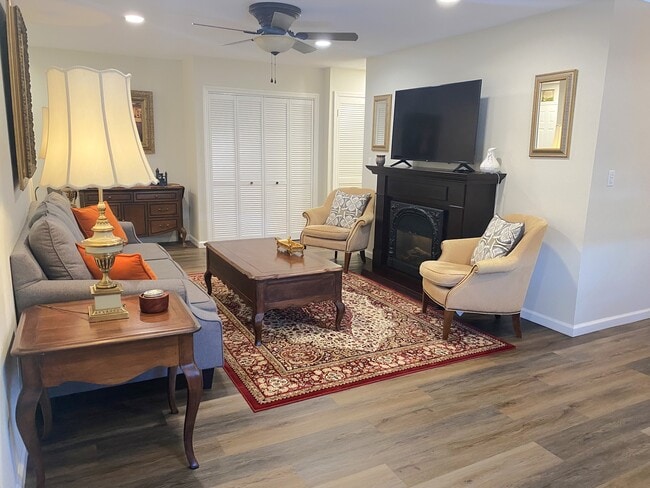 Foto del edificio - 328 Sierra Vista Ln